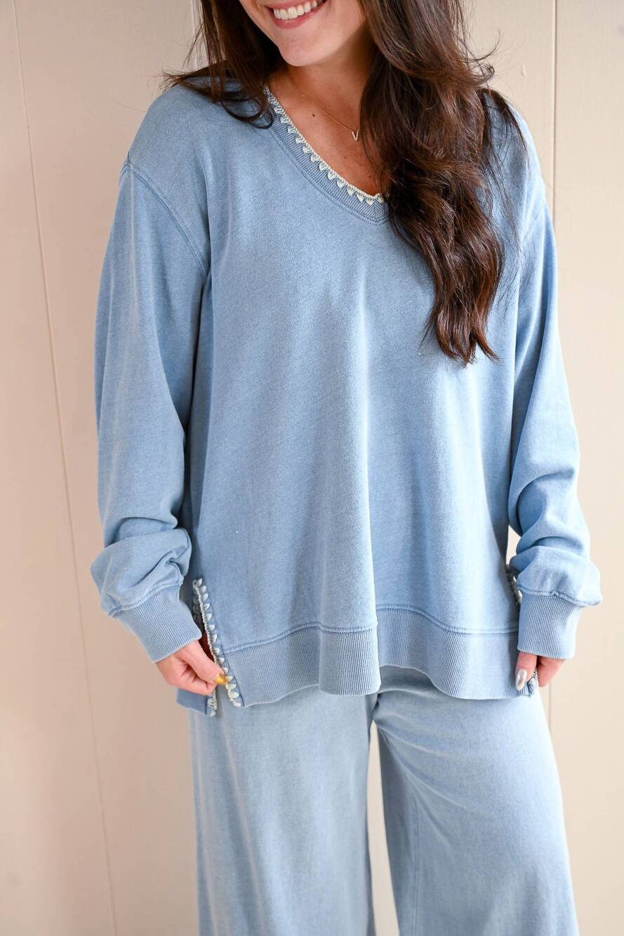 NEW Z SUPPLY women's maple v neck whipstitch denim top in blue